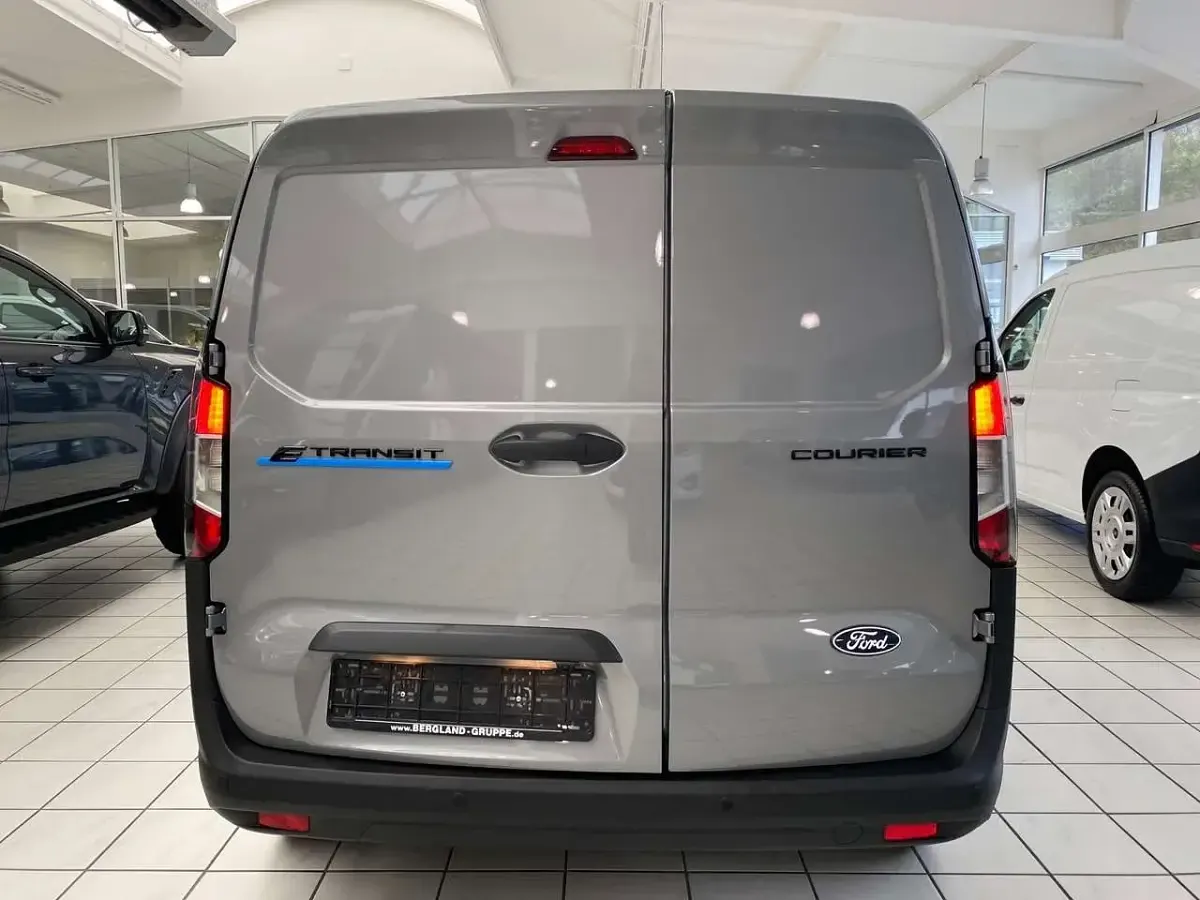 Nowe Ford Transit Trend 100 kW (136 KM) 2026 Srebrny Sedan/Limuzyna
