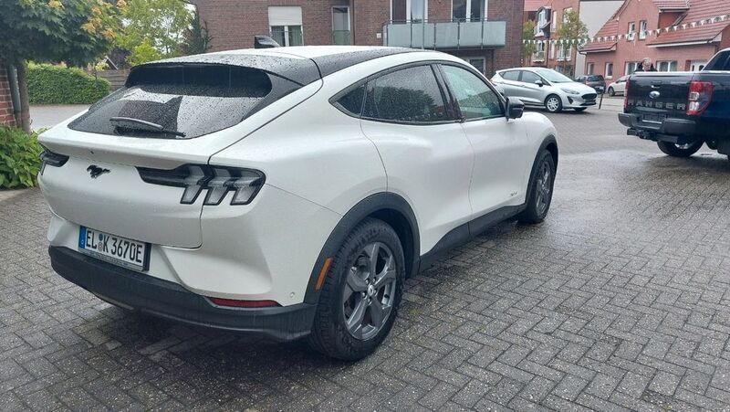 Gebraucht Ford Mustang Mach-E Basis 197 kW (269 PS) 2023 Starweiß metallic SUV