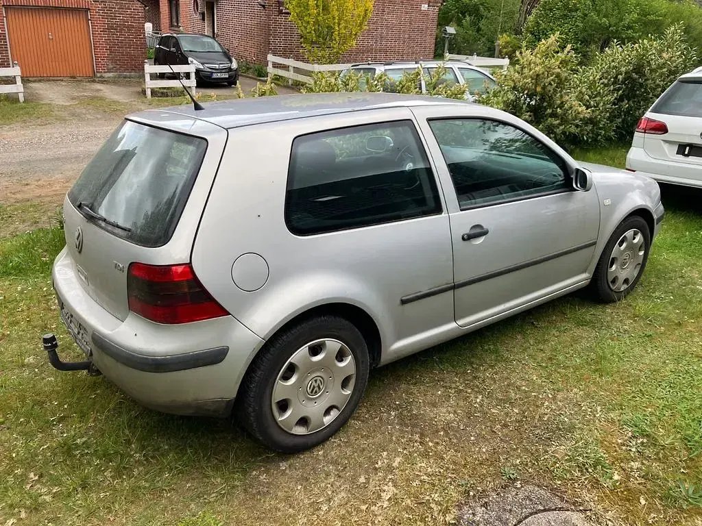 Używany VW Golf IV Basis 90 KM (66 kW) 2000 Srebrny Sedan/Limuzyna