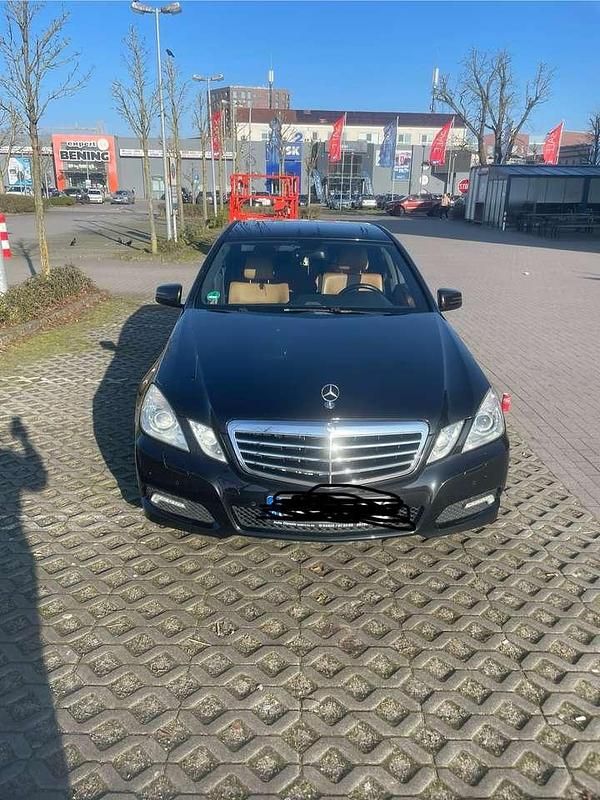 Schwarz Gebraucht 2009 Mercedes E220 Avantgarde Limousine | 9.000 € (Fairer Preis) - Bild 1/4