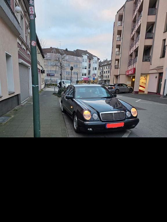 Schwarz Gebraucht 1997 Mercedes E230 Avantgarde Limousine | 9.000 € (Fairer Preis) - Bild 1/4