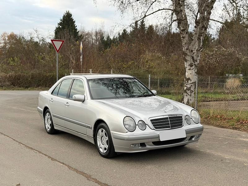 Grau Gebraucht 2000 Mercedes E220 Classic Limousine | 5.900 € (Fairer Preis) - Bild 1/4