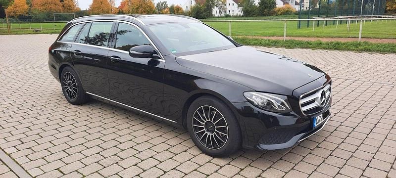 Schwarz Gebraucht 2018 Mercedes 220 Kombi | 22.000 € (Fairer Preis) - Bild 1/4