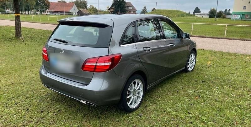 Gebraucht Mercedes B220 184 PS (135 kW) 2015 Grau Van / Kleinbus