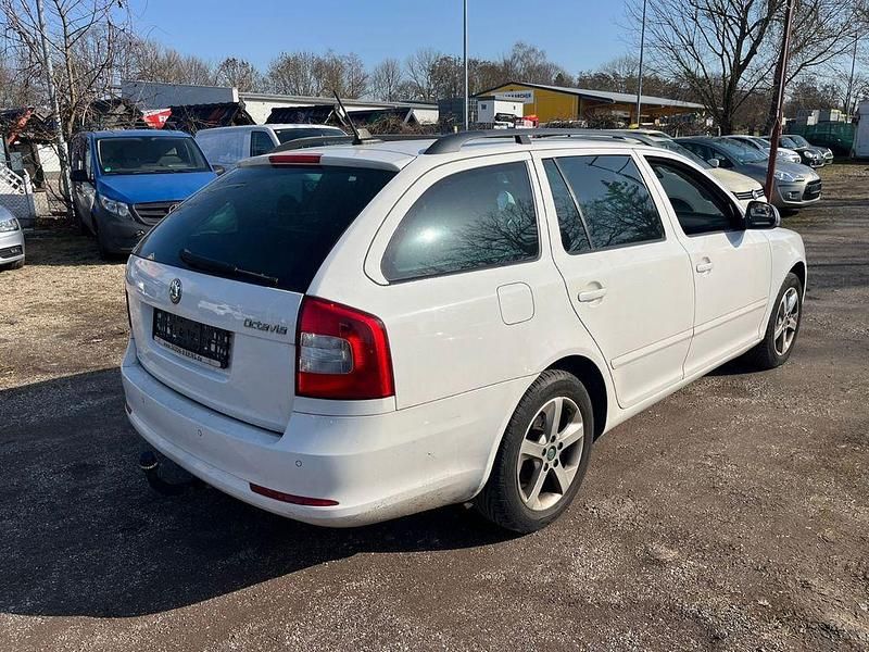 Gebraucht Skoda Octavia Family 122 PS (89 kW) 2011 Candyweiss Kombi