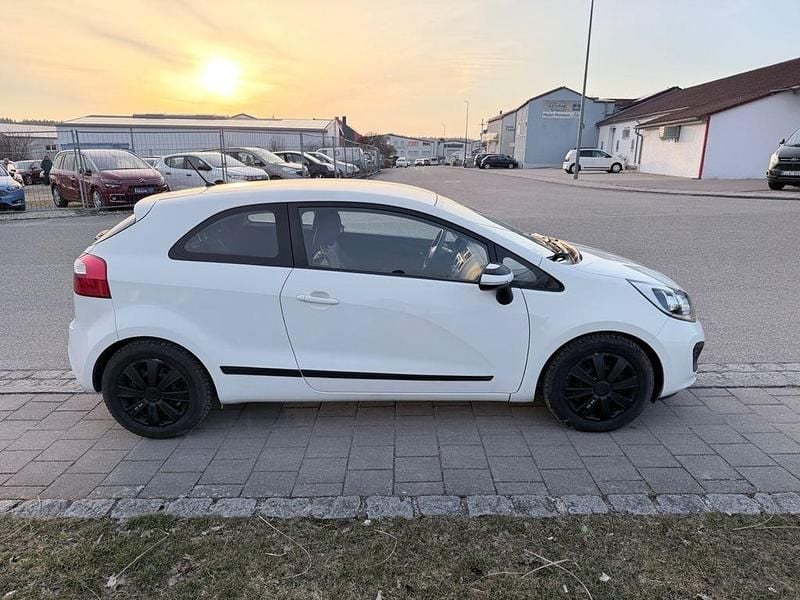 Gebraucht Kia Rio Edition 7 86 PS (63 kW) 2012 Weiß Kleinwagen