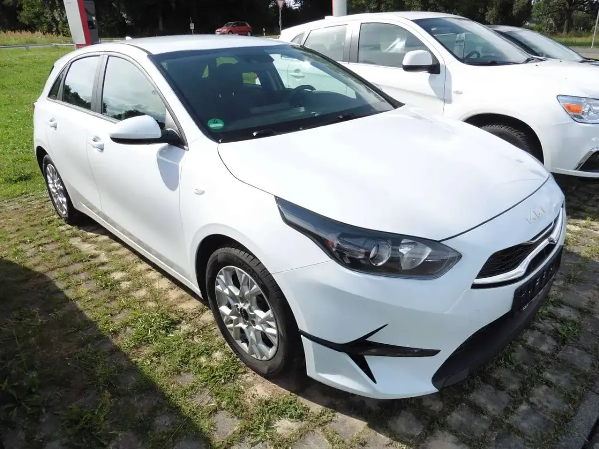 Gebraucht Kia Ceed Edition 7 101 PS (74 kW) 2022 (wd) cararraweiss Kleinwagen
