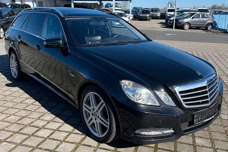 Gebraucht Mercedes E350 Night 265 PS (194 kW) 2010 Schwarz Limousine