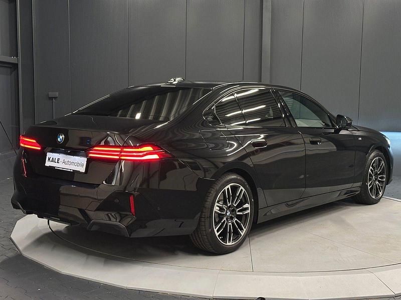 Black sapphire metallic Gebraucht 2024 BMW 520 M Sport Limousine | 50.970 € (Fairer Preis) - Bild 1/4