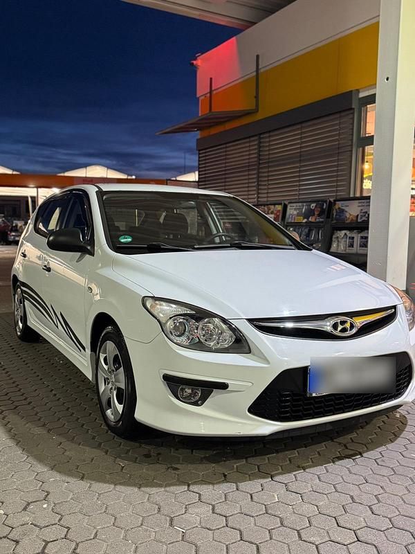 Gebraucht Hyundai i30 109 PS (80 kW) 2011 Weiß Kleinwagen