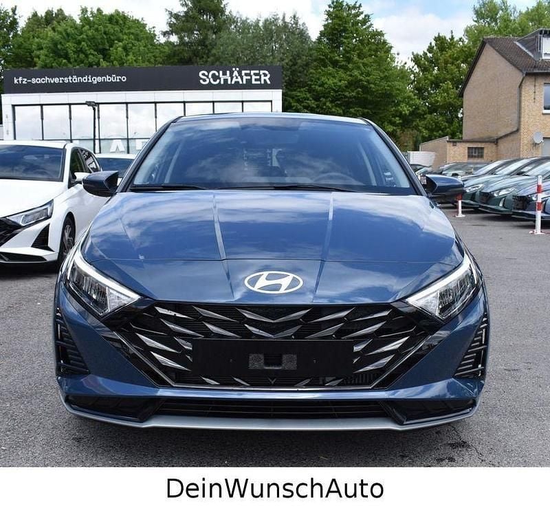 Neu Hyundai i20 90 PS (66 kW) 2025 Blau Limousine