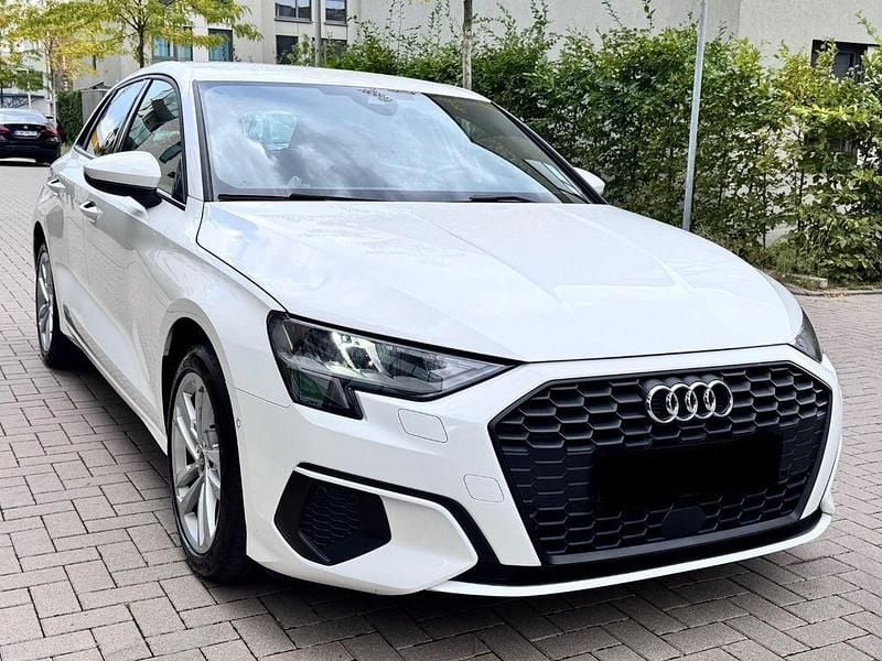Weiß Gebraucht 2021 Audi A3 Sportback e-tron Basis Limousine | 19.999 € (Superpreis) - Bild 1/4
