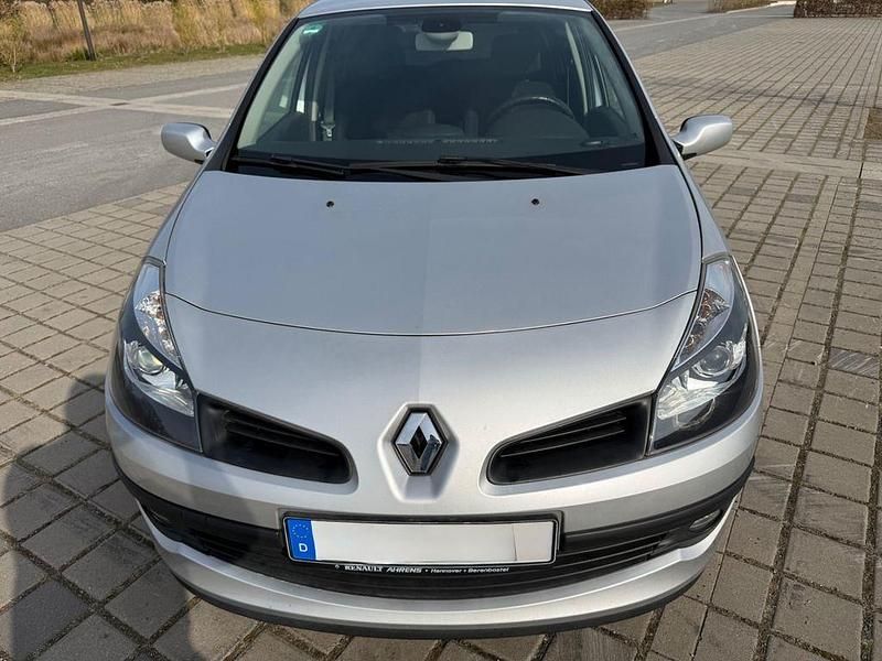 Gebraucht Renault Clio II Dynamique 88 PS (64 kW) 2006 Silber Limousine