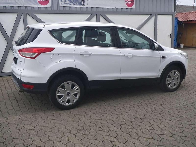 Gebraucht Ford Kuga Trend 120 PS (88 kW) 2016 Frostweiß SUV