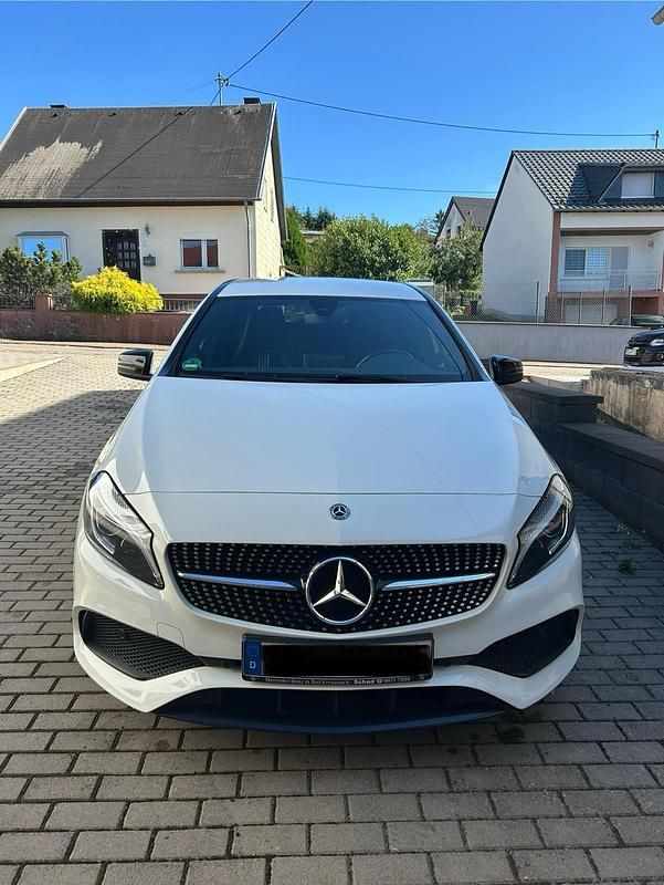 Weiß Gebraucht 2017 Mercedes A200 AMG line Limousine | 14.000 € (Fairer Preis) - Bild 1/4