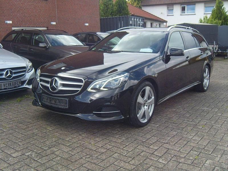 Schwarz Gebraucht 2013 Mercedes E250 Limousine | 11.950 € (Fairer Preis) - Bild 1/4