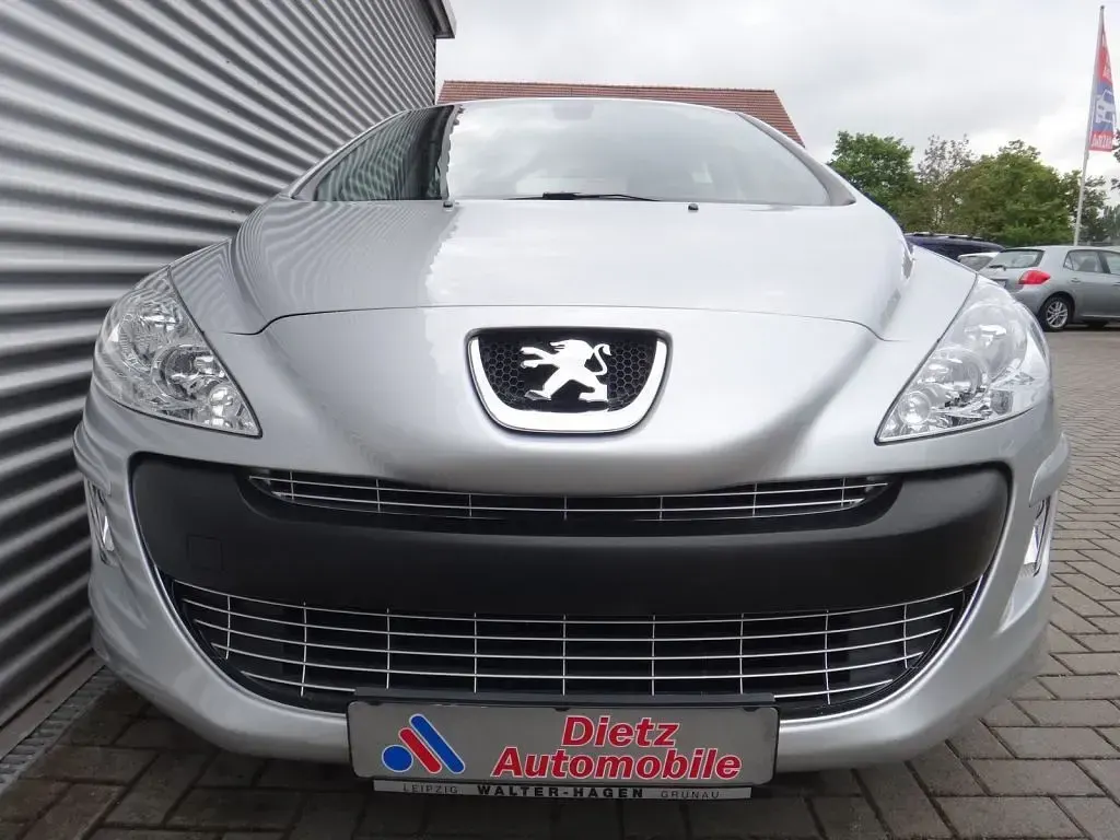 Gebraucht Peugeot 308 Platinum 120 PS (88 kW) 2011 Silber (metallic) Kleinwagen