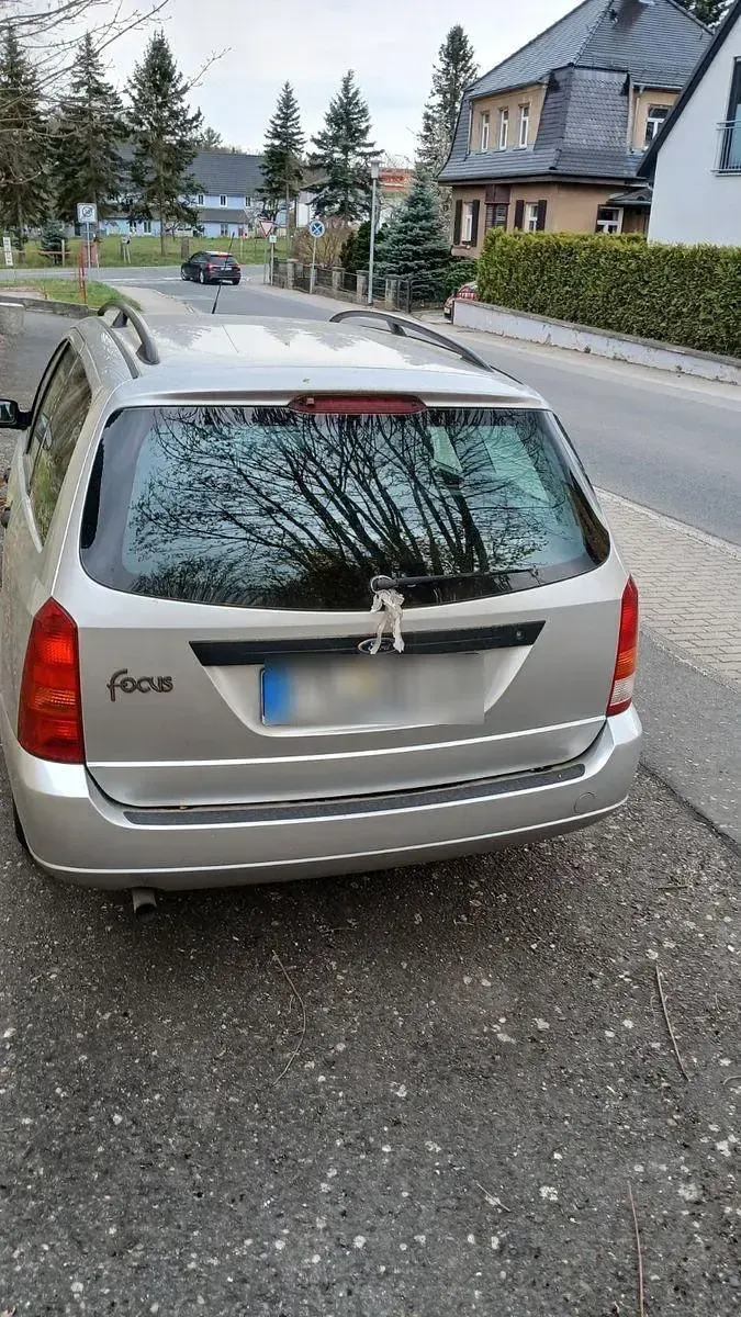 Używany Ford Focus Ambiente 75 KM (55 kW) 2000 Szary Sedan/Limuzyna