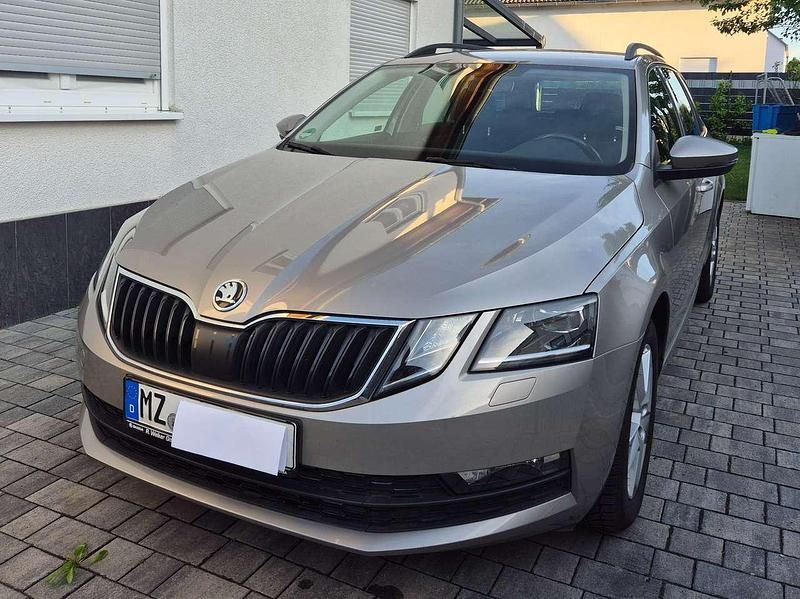 Grau Gebraucht 2018 Skoda Octavia Style Kombi | 17.550 € (Fairer Preis) - Bild 1/4