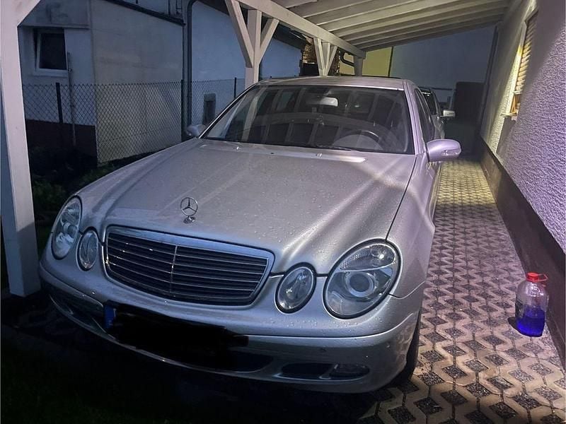 Silber Gebraucht 2005 Mercedes E220 Classic Limousine | 1.500 € (Superpreis) - Bild 1/3
