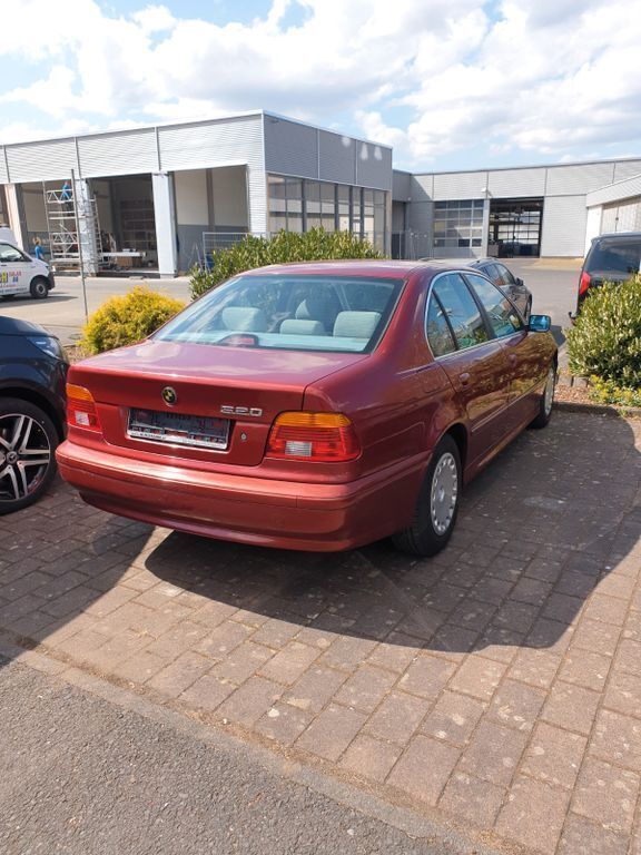 Rot Gebraucht 2000 BMW 520 Limousine | 5.400 € (Fairer Preis) - Bild 1/4