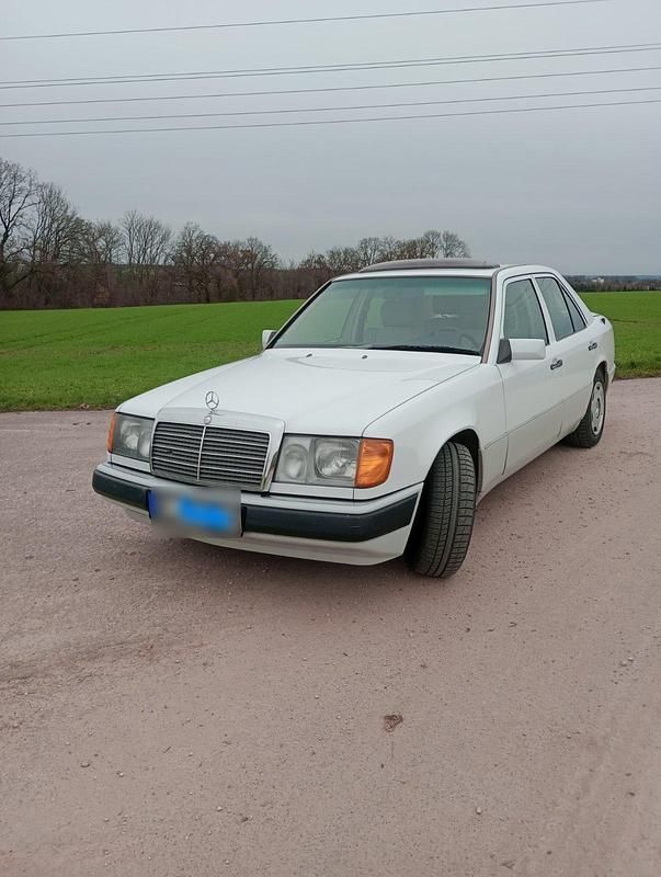 Gebraucht Mercedes E260 160 PS (117 kW) 1990 Weiß Limousine
