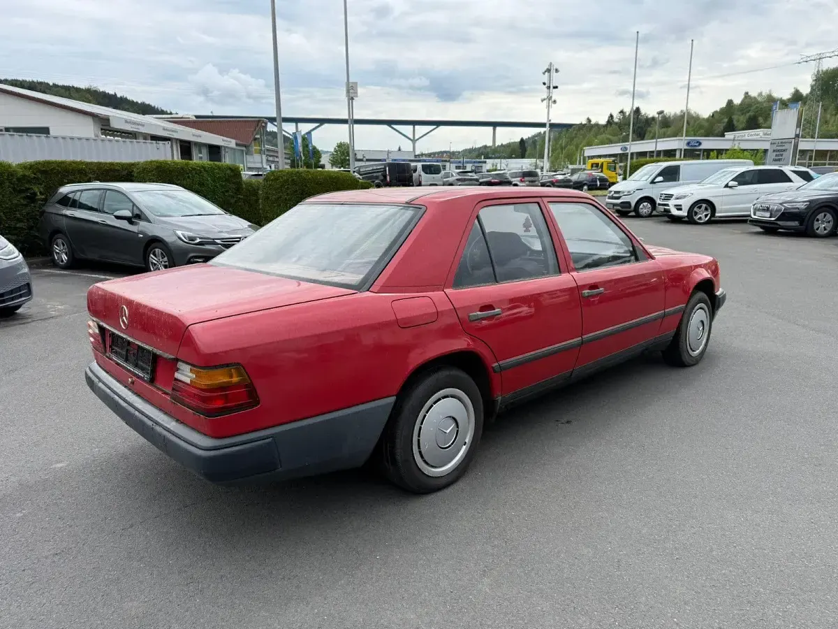 Gebraucht Mercedes 200 109 PS (80 kW) 1987 Rot Limousine
