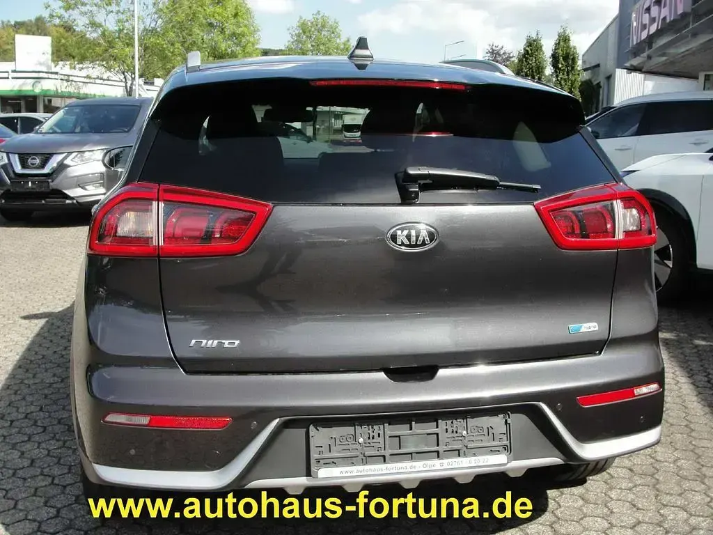 Używany Kia Niro Vision 105 KM (77 kW) 2017 Szary SUV