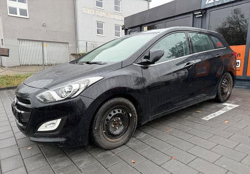 Gebraucht Hyundai i30 Trend 101 PS (74 kW) 2017 Schwarz Kombi