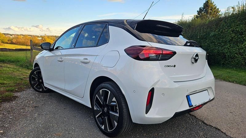 Gebraucht Opel Corsa-e 100 kW (136 PS) 2023 Brillant weiß Kleinwagen