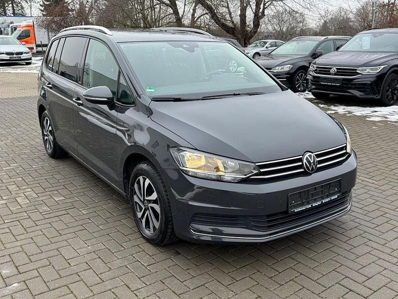 Gebraucht VW Touran Active 150 PS (110 kW) 2023 Grau Van / Kleinbus