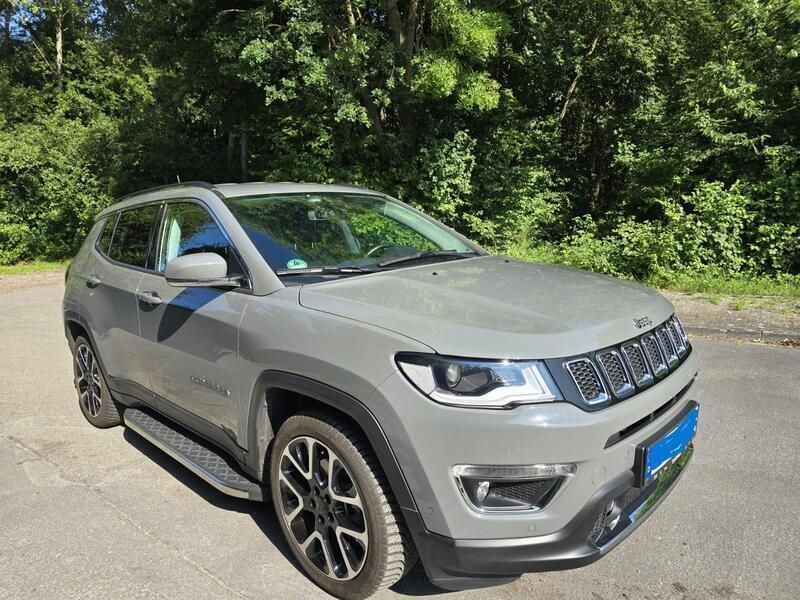 Grau Gebraucht 2021 Jeep Compass SUV | 24.999 € (Fairer Preis) - Bild 1/4