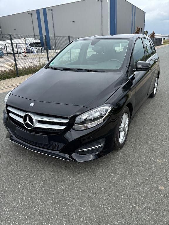 Schwarz Gebraucht 2016 Mercedes B180 Van / Kleinbus | 12.999 € (Fairer Preis) - Bild 1/4