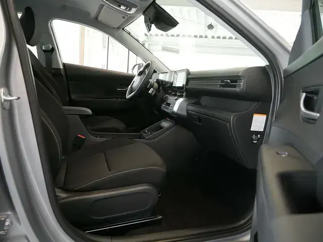 Gebraucht Hyundai Kona Basis 114 kW (156 PS) 2024 Shimmering silver SUV