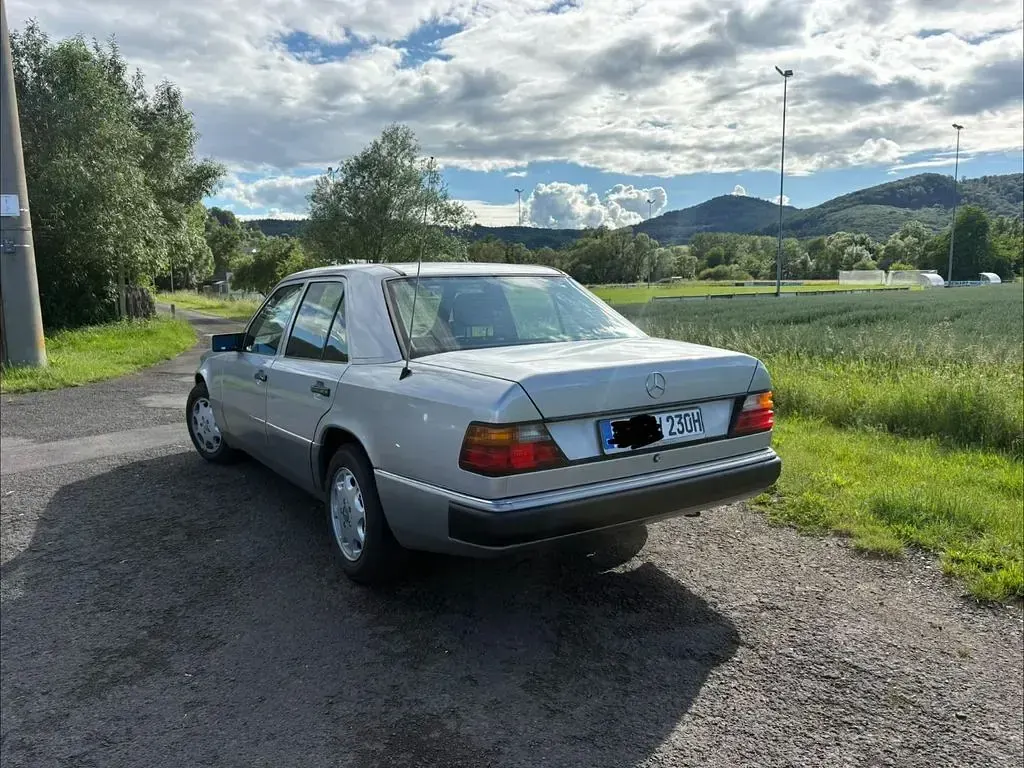 Gebraucht Mercedes 230 124 PS (91 kW) 1992 Silber Limousine