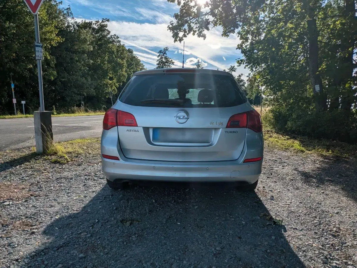 Gebraucht Opel Astra 140 PS (102 kW) 2011 Silber Limousine