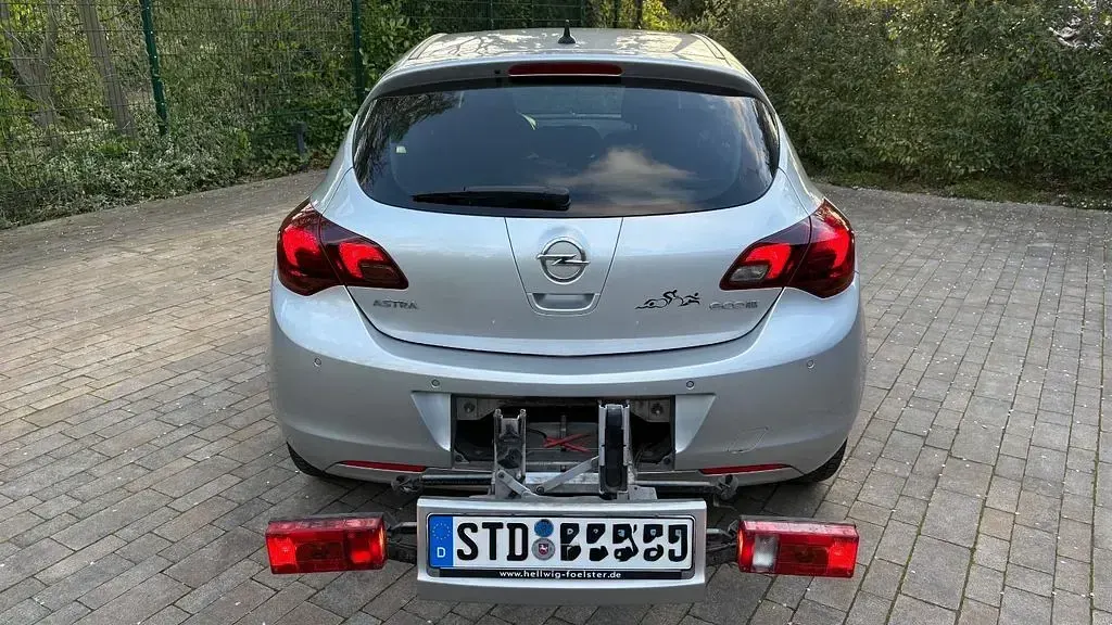 Second-hand Opel Astra 95 CP (69 kW) 2012 Argintiu Berlinǎ