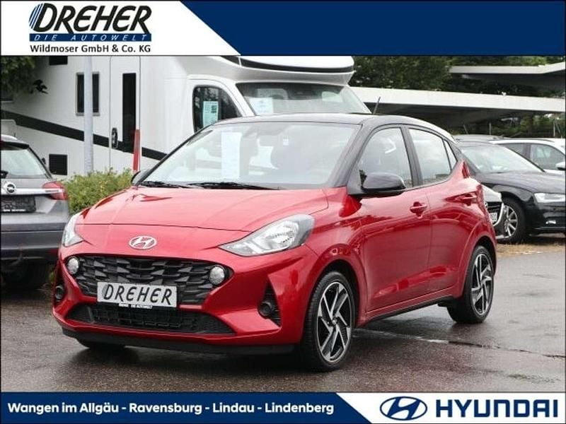 Dragon red/ phantom black Gebraucht 2023 Hyundai i10 Trend Kleinwagen | 16.870 € (Fairer Preis) - Bild 1/4