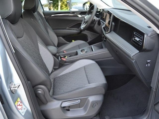 Gebraucht VW Tiguan Goal 150 PS (110 kW) 2024 Oyster silver metallic SUV