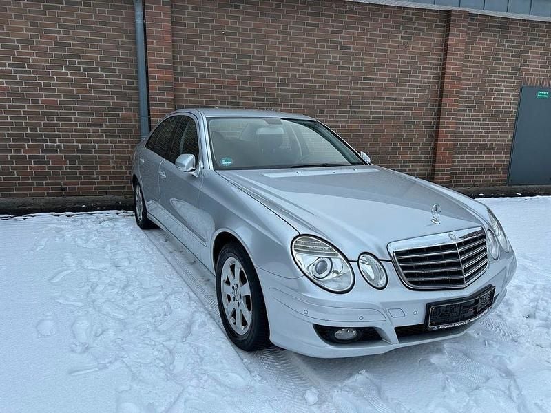 Silber Gebraucht 2007 Mercedes E200 Limousine | 7.399 € (Fairer Preis) - Bild 1/4