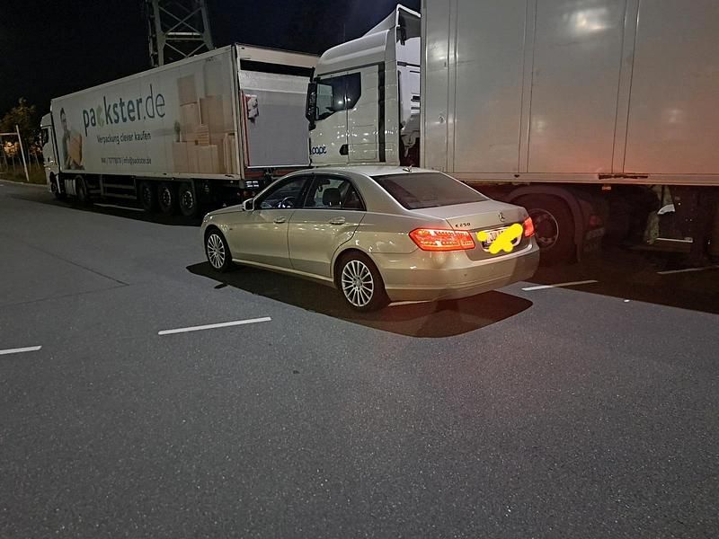 Gold Gebraucht 2009 Mercedes E250 Limousine | 6.200 € (Superpreis) - Bild 1/4