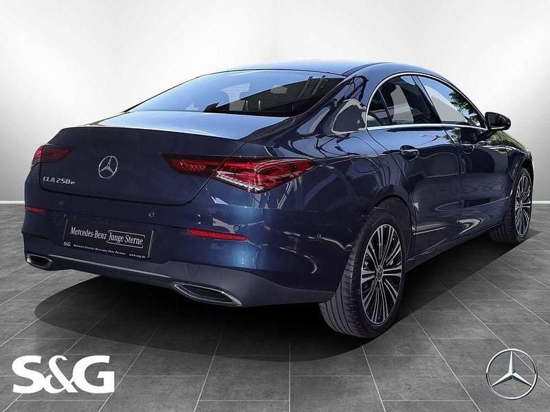 Gebraucht Mercedes CLA250e 160 PS (117 kW) 2022 Denimblau metallic Limousine