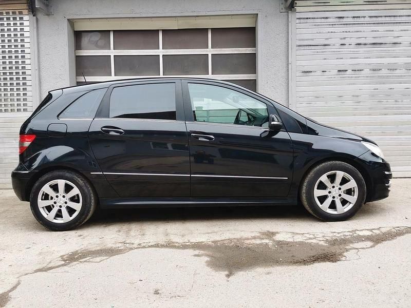 Używany Mercedes B200 140 KM (102 kW) 2011 Czarny Minivan