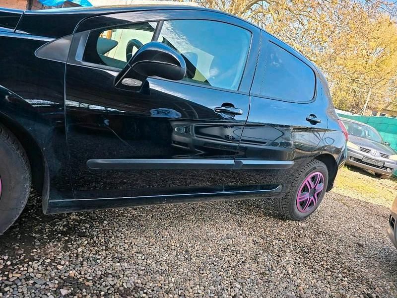 Gebraucht Peugeot 308 120 PS (88 kW) 2011 Schwarz Limousine