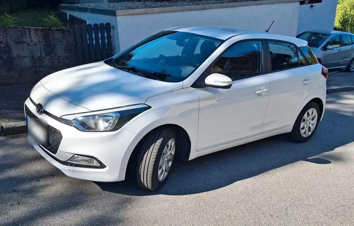 Gebraucht Hyundai i20 Classic 75 PS (55 kW) 2017 Weiß Kleinwagen