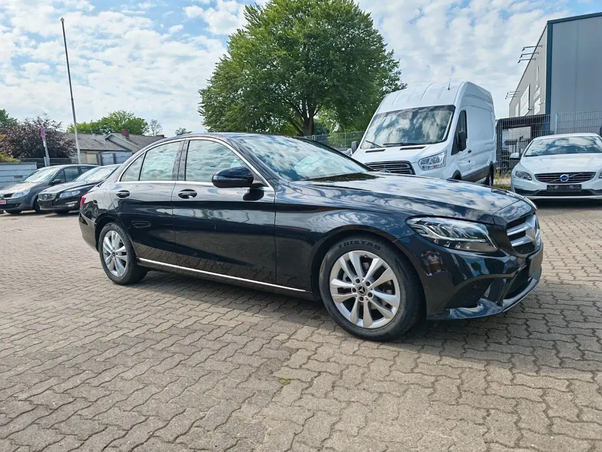 Gebraucht Mercedes C180 122 PS (89 kW) 2019 Schwarz Limousine