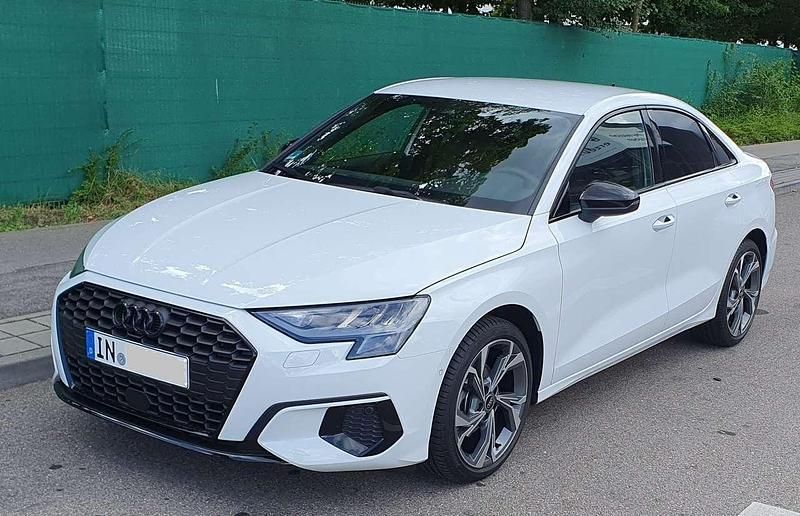 Weiß Gebraucht 2023 Audi A3 Ambiente Limousine | 31.800 € (Teuer) - Bild 1/4