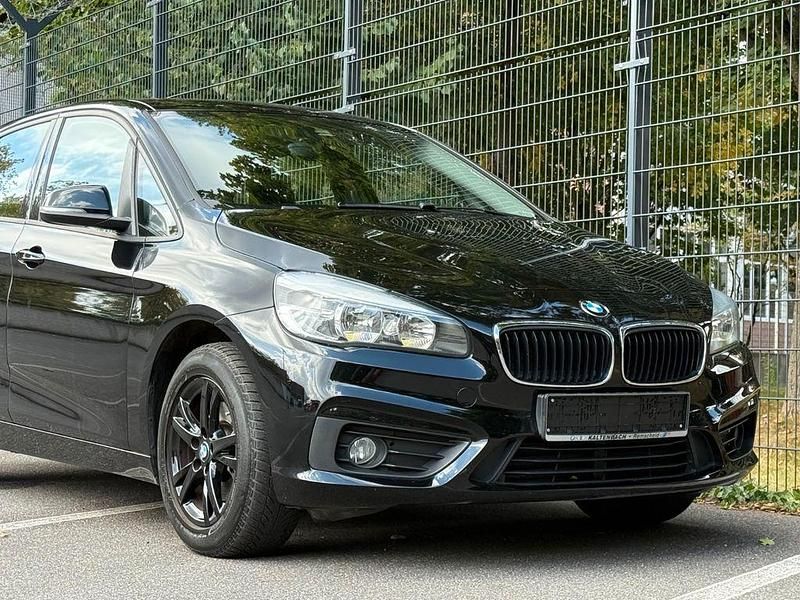 Schwarz Gebraucht 2017 BMW 218 Advantage Kombi | 12.990 € (Fairer Preis) - Bild 1/4