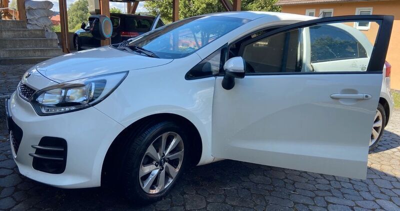 Weiß Gebraucht 2015 Kia Rio 2 Limousine | 6.100 € (Guter Preis) - Bild 1/4