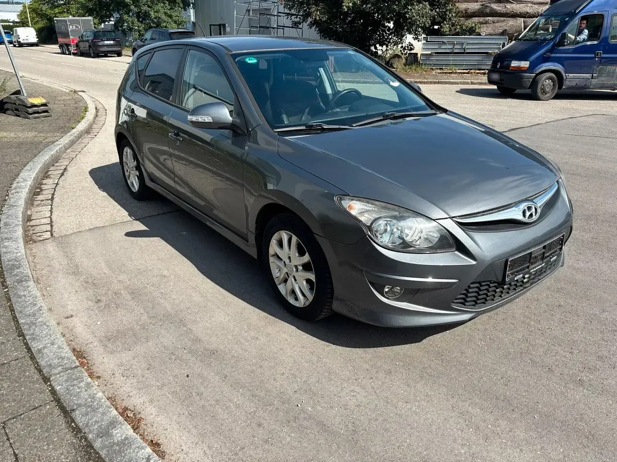 Gebraucht Hyundai i30 109 PS (80 kW) 2011 Grau Limousine
